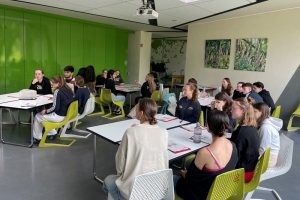 Gruppe im Saal.JPG