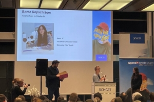 Bente Repschlaeger bei Jugend Forscht 2024.jpg