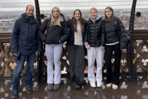 Herr Michol mit Schuelerinnen.jpeg