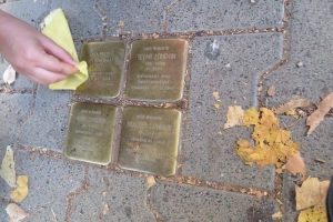 Stolpersteinputzaktion (1).JPG